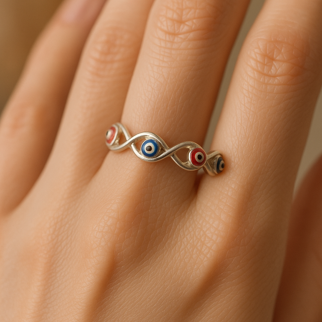 Anel de prata 925 de infinitas voltas e pequenos olhos turcos em azul, vermelho e preto